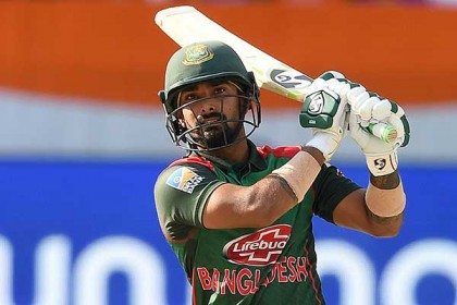 লিটনের ছক্কায় মাঠকর্মী গুরুতর আহত 