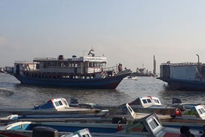 বৈরী আবহাওয়ায় শিমুলিয়া-কাঁঠালবাড়ী রুটে লঞ্চ-স্পিডবোট চলাচল বন্ধ