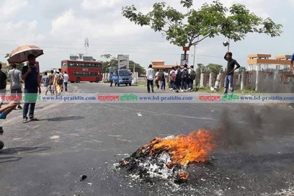 বরিশাল-কুয়াকাটা মহাসড়ক অবরোধ করে ববি শিক্ষার্থীদের বিক্ষোভ