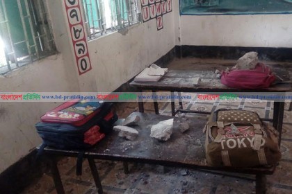 বরগুনায় আবারও ধসে পড়ল স্কুল ছাদের পলেস্তার