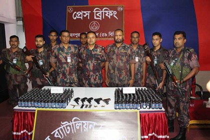 চাঁপাইনবাবগঞ্জে বিজিবি-চোরাকারবারি গুলি বিনিময়, আগ্নেয়াস্ত্রসহ ফেনসিডিল উদ্ধার