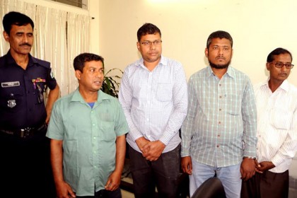 বগুড়া বিআরটিএতে দুদকের অভিযানে গ্রেফতার ৪