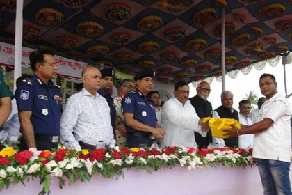 পাবনায় ১৫ জেলার ৬ শতাধিক চরমপন্থীর আত্মসমর্পণ 