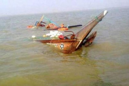 সেন্টমার্টিন উপকূলে ফিশিং ট্রলার ডুবি, নিখোঁজ ৮