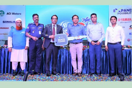 কক্সবাজার সৈকতে পরিস্কারক যন্ত্র দিলো এসিআই মটরস