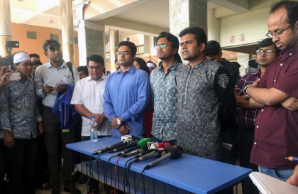 বরিশাল বিশ্ববিদ্যালয়ে শিক্ষকদের অবস্থান কর্মসূচি