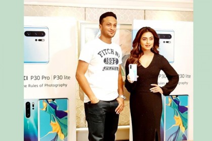 হুয়াওয়ের পি৩০ সিরিজ উন্মোচন অনুষ্ঠানে সাকিব-ফারিয়া