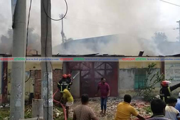 ভালুকায় তুলার গোডাউনে আগুন