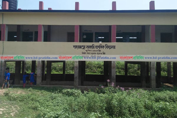 এক শিক্ষক দিয়ে চলছে ছয় শ্রেণির পাঠদান!