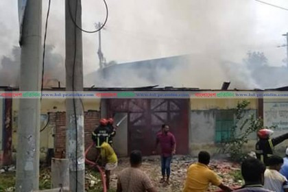 ভালুকায় তুলার গোডাউনে আগুন