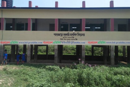 এক শিক্ষক দিয়ে চলছে ছয় শ্রেণির পাঠদান!