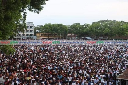 দাদির কবরের পাশেই শায়িত নুসরাত, জানাজা পড়ালেন বাবা
