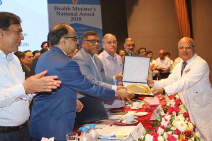 শিশু মাতৃ-স্বাস্থ্য ইনিস্টিটিউটের জাতীয় পুরস্কার গ্রহণ