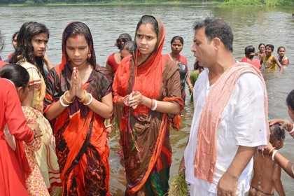 পুণ্যার্থীদের পদচারণায় মুখর বরিশালের ঐহিত্যবাহী দূর্গাসাগর