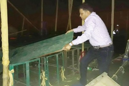 নাটোরে অশ্লীল যাত্রার প্যান্ডেল ভাঙলেন ওসি