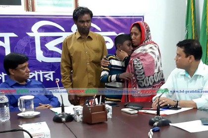 ৪ দিন পর অপহৃত ছেলেকে খুঁজে পেয়ে আপ্লুত বাবা-মা