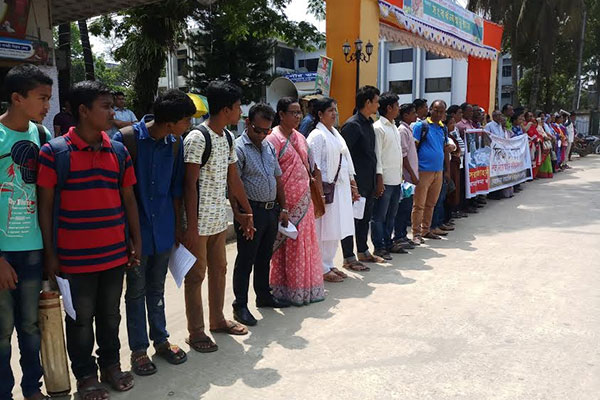 নেত্রকোনায় নুসরাত হত্যাকারীদের বিচারের দাবিতে মানববন্ধন