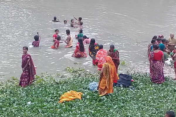 নলডাঙ্গা বারনই নদীতে গঙ্গা স্নান উৎসব

