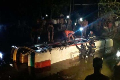 রংপুরে বিয়ের বাস উল্টে পুকুরে, হতাহতের আশঙ্কা     