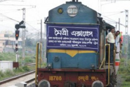 সিরাজগঞ্জে কাভার্ডভ্যানকে ট্রেনের ধাক্কা, নিহত ৩