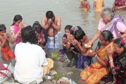 টাঙ্গাইলে স্নানোৎসবে সহস্রাধিক পুণ্যার্থীর ঢল