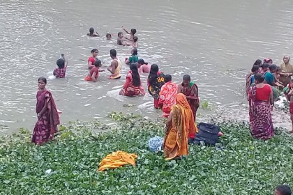 নলডাঙ্গা বারনই নদীতে গঙ্গা স্নান উৎসব

