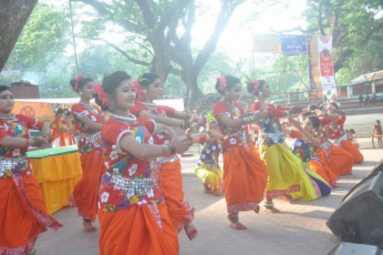 বর্ষবিদায়-বরণকে ঘিরে উৎসবমুখর বন্দরনগরী

