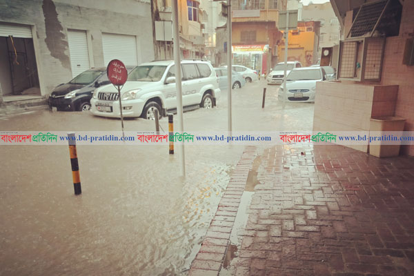 বাহরাইনে ঝড়ো বৃষ্টিতে তলিয়ে গেছে রাস্তা