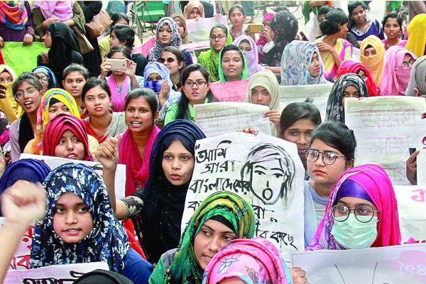  নুসরাত জাহান রাফির হত্যাকারীদের সর্বোচ্চ শাস্তির দাবিতে সারা দেশে প্রতিবাদের ঝড় বইছে


