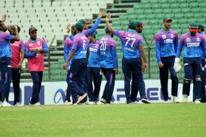 নববর্ষের দিনেও মাঠে ক্রিকেটাররা!