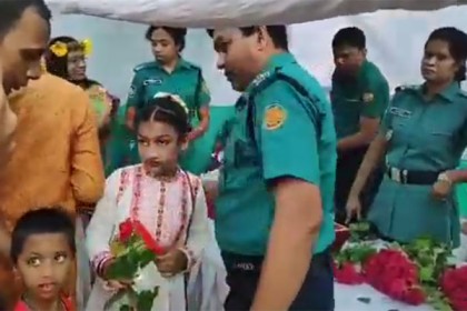 নববর্ষে গোলাপ-বাতাসা দিয়ে শুভেচ্ছা জানাল পুলিশ