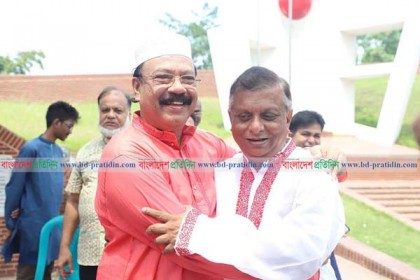 মেয়র আরিফকে বুকে জড়িয়ে নিলেন কামরান