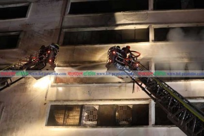 নিয়ন্ত্রণে আসেনি মিরপুরে বহুতল ভবনে লাগা আগুন