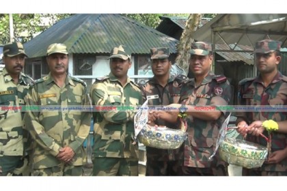 বিএসএফকে মিষ্টি দিয়ে নববর্ষের শুভেচ্ছা বিজিবি’র