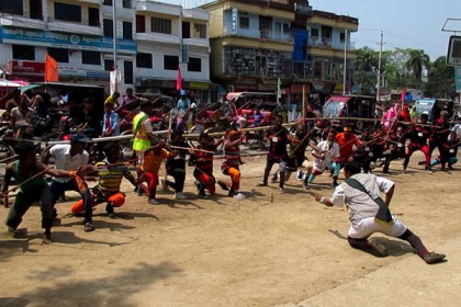 ঝিনাইদহে লাঠিখেলায় বর্ষবরণ

