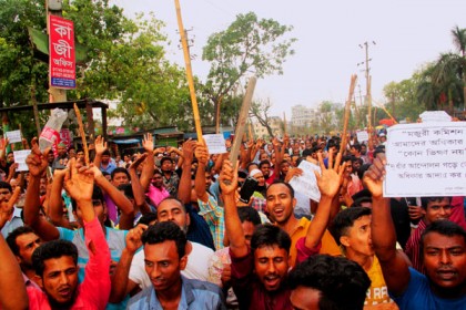 ডেমরায় তৃতীয় দফায় পাটকল শ্রমিকদের ধর্মঘট

