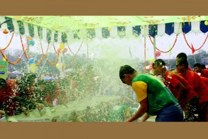 পাহাড়ে জলোৎসব 

