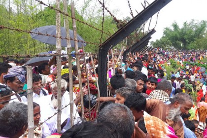 ঠাকুরগাঁও সীমান্তে দুই বাংলার মিলনমেলা 

