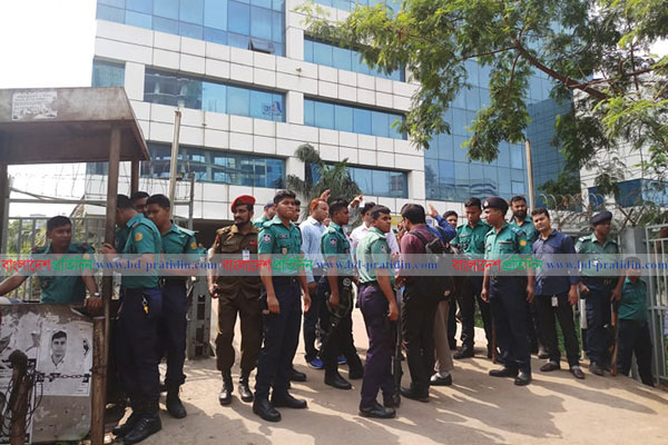 বিজিএমইএ ভবনের মালামাল সরিয়ে নিতে দু'ঘণ্টা সময় দিল রাজউক