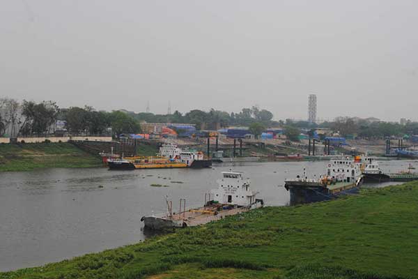 শ্রমিক কর্মবিরতিতে বাঘাবাড়ি নৌবন্দর অচল
