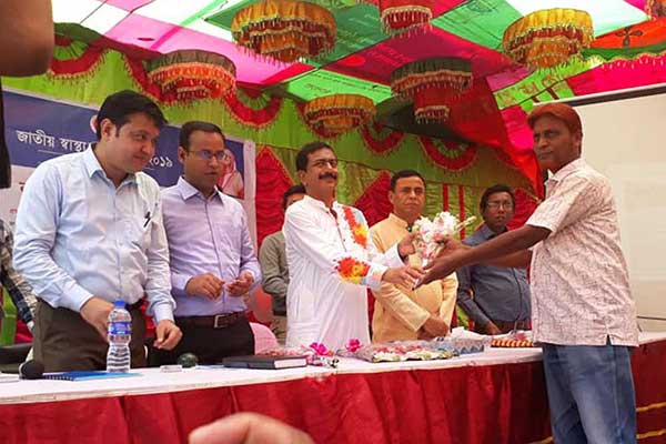 স্বাস্থ্য সেবা সপ্তাহ পালন অনুষ্ঠানে বাংলাদেশ প্রতিদিনের সাংবাদিককে সম্মাননা