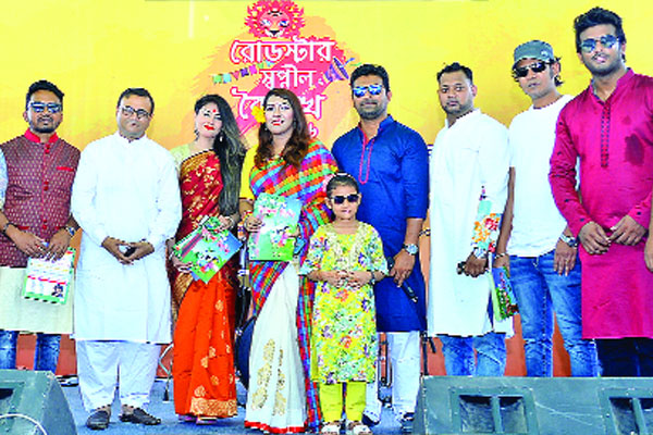 পথশিশুদের পাশে তারকারা