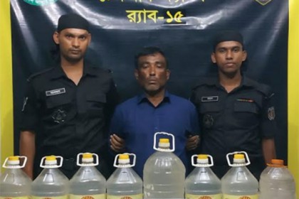 টেকনাফে বিপুল পরিমাণ মদসহ মাদক ব্যবসায়ী আটক