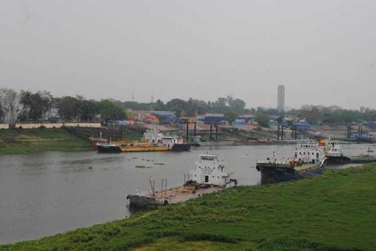 শ্রমিক কর্মবিরতিতে বাঘাবাড়ি নৌবন্দর অচল