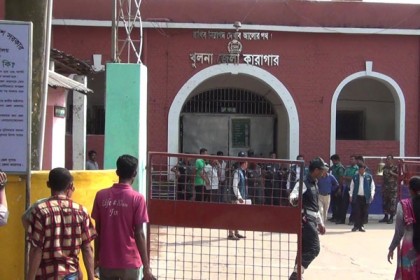 খুলনা কারাগারে দুদকের অভিযান, ৩ কারারক্ষীকে বরখাস্তের নির্দেশ

