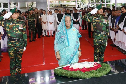 জাতির পিতার প্রতিকৃতিতে প্রধানমন্ত্রীর শ্রদ্ধা
