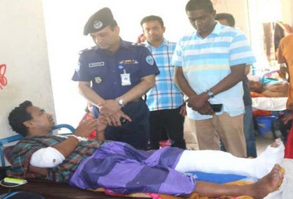 চট্টগ্রামে সাংবাদিকের পা ভেঙে দিয়েছে দুর্বৃত্তরা    