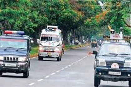 এক শিশুকে বাঁচাতে থমকে গেল ৪০০ কি.মি রাস্তার যানবাহন