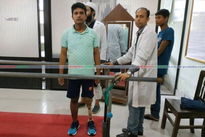 কৃত্রিম পা পেলেন সেই রাসেল