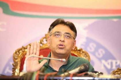 পাকিস্তানের অর্থমন্ত্রী আসাদের পদত্যাগ